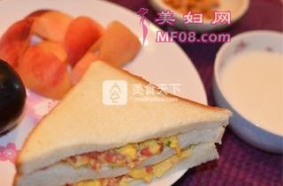 鸡蛋香肠三明治
