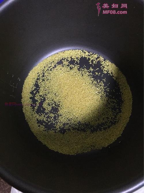 小米牛奶蛋花粥的做法