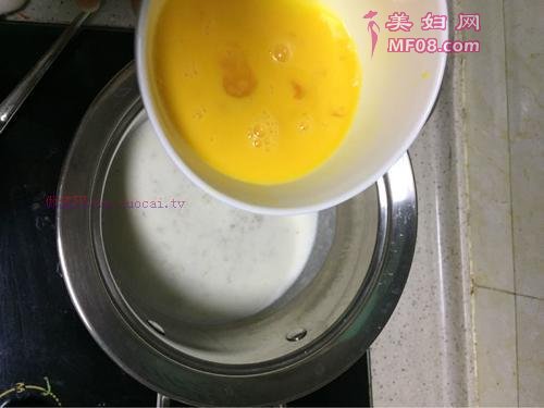 小米牛奶蛋花粥的做法