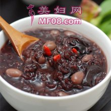 核桃莲子黑米粥的做法