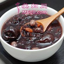 芋头花生黑米粥的做法