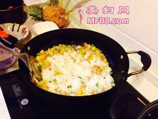 奶酪焗五彩菠萝饭