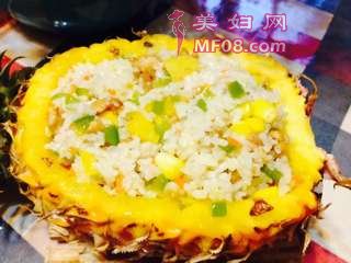 奶酪焗五彩菠萝饭