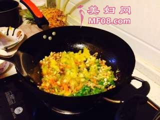 奶酪焗五彩菠萝饭