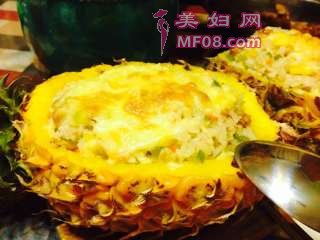 奶酪焗五彩菠萝饭