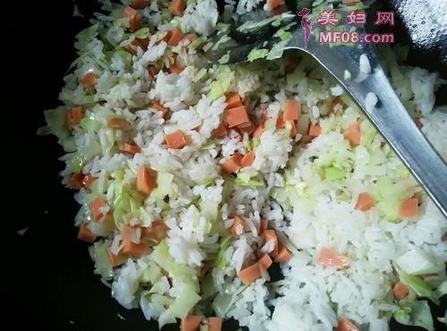 包菜炒饭的做法