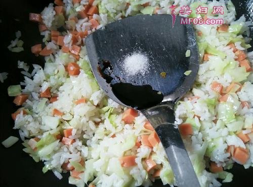 包菜炒饭的做法