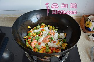 虾仁炒饭的做法步骤：6