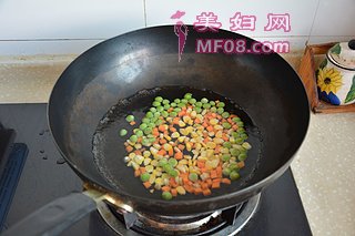 虾仁炒饭的做法步骤：2