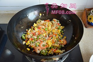 虾仁炒饭的做法步骤：7
