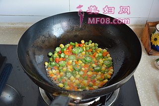 虾仁炒饭的做法步骤：5