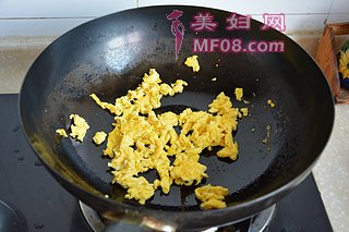虾仁炒饭的做法步骤：4