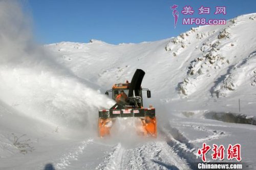 富蕴公路分局旋抛式除雪机械在专用公路842线开展除雪保通工作。 王鑫. 摄