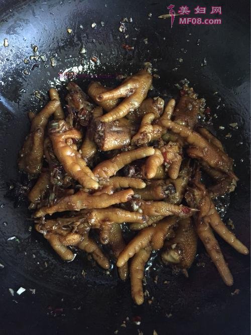 蒜香鸡爪的做法