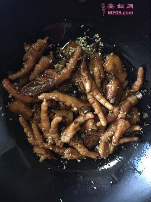 蒜香鸡爪的做法