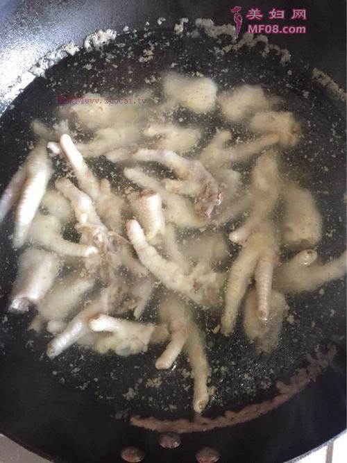 蒜香鸡爪的做法