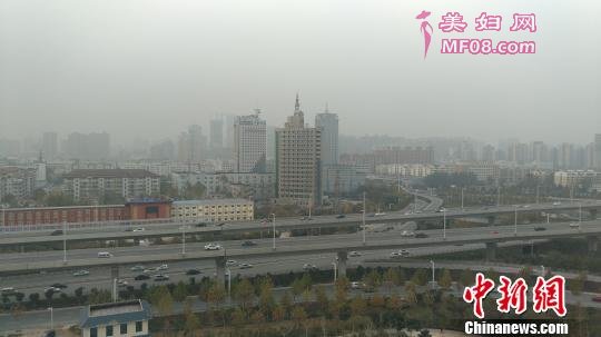 从空中眺望，郑州市花园路北三环区域能见度偏低。 韩章云 摄