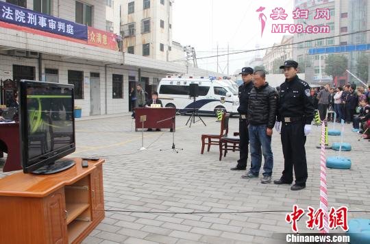 图为被告人吴某某观看案发时监控视频。 张一辰 摄