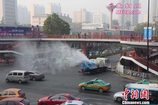 图为正在作业的“雾炮减霾”车辆。 梅镱泷 摄