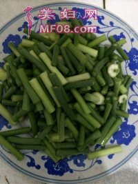 蒜苔炒鸡蛋的做法步骤1