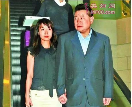 与吕小姐高调秀恩爱，一同吃饭、参加活动，同框照如同连体婴，十指紧扣