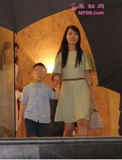 当时她还带上儿子去爸爸办公室（摆拍），称儿子很喜欢去爸爸办公室玩耍
