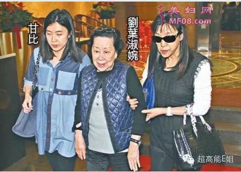 甘比医院探望刘母