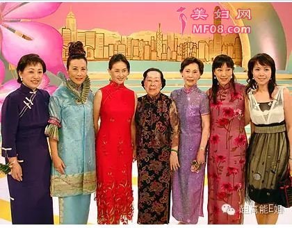 刘母（中）与何超琼（左三）、汪明荃（左二），右一为吕丽君