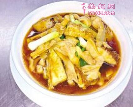 如何做客家菜平菇焖鱼腩？