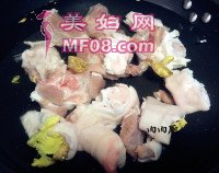花生焖猪蹄的做法步骤4