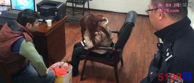 女逃犯撩拨帅民警