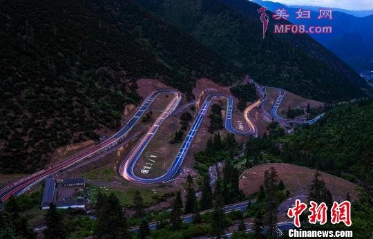 国道318线十八道拐夜景。 钟欣 摄