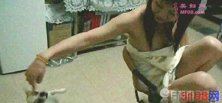 90后小妹挤乃喂小狗