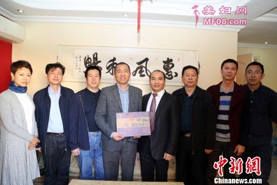 中新社访问团与《旅埃华人报》社签署《“一带一路”华文媒ti协作网媒ti协议书》并与报社负责人进行交流。 宋方灿 摄