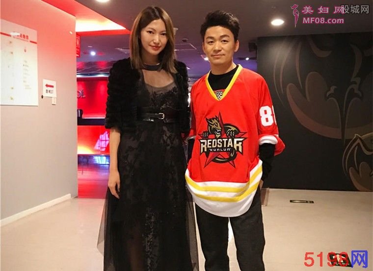 王宝强与美女热聊