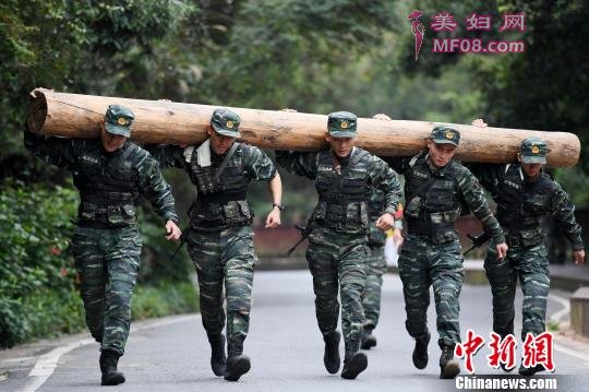 12月11日，武警福建总队开展冬季“魔鬼周”极限训练，特战队员正在进行扛圆木训练。 李涛 摄