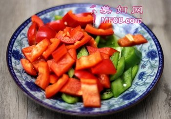 青红椒炒素鸡的做法步骤4