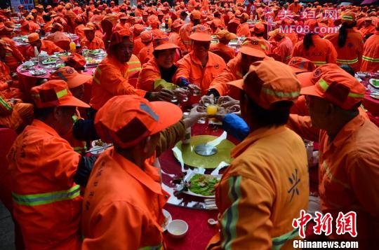 浙江一“胖大姐”连办三年爱心宴 500余环卫工享温暖 。