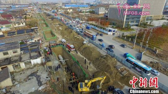 图为14日上午，扬州一在建交通工程发生塌方事故。 崔佳明 摄