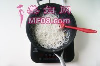六招炒出足可舔盘的【彩椒扇贝丁炒米粉】的做法步骤8