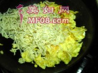 葱香蛋炒方便面的做法步骤7