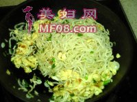 葱香蛋炒方便面的做法步骤10