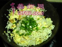 葱香蛋炒方便面的做法步骤9