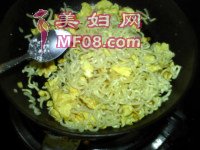 葱香蛋炒方便面的做法步骤8