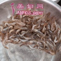 咸蛋黄炒小河虾的做法步骤1