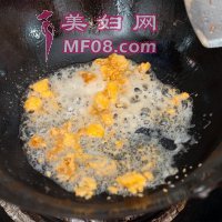 咸蛋黄炒小河虾的做法步骤4