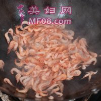 咸蛋黄炒小河虾的做法步骤3