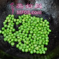 咸蛋黄炒小河虾的做法步骤2