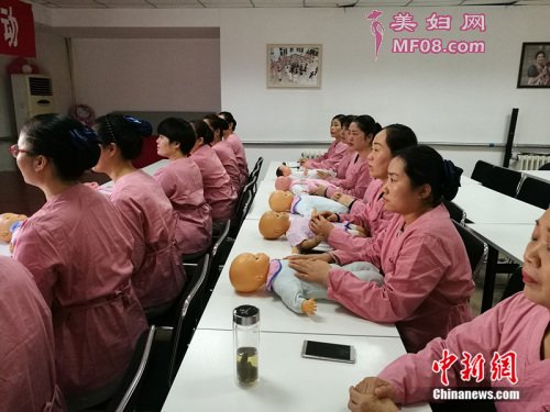 2016年12月15日，北京一家月嫂培训公司正在进行婴儿护理相关的实际草作训练。中新网 李卿 摄