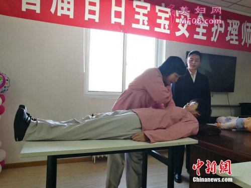 2016年12月15日，北京一家月嫂培训公司正在进行产妇护理相关的实际草作训练。中新网 李卿 摄